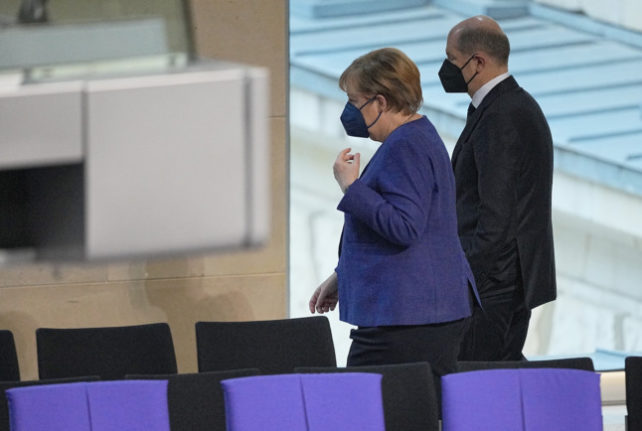 Olaf Scholz and Angela Merkel