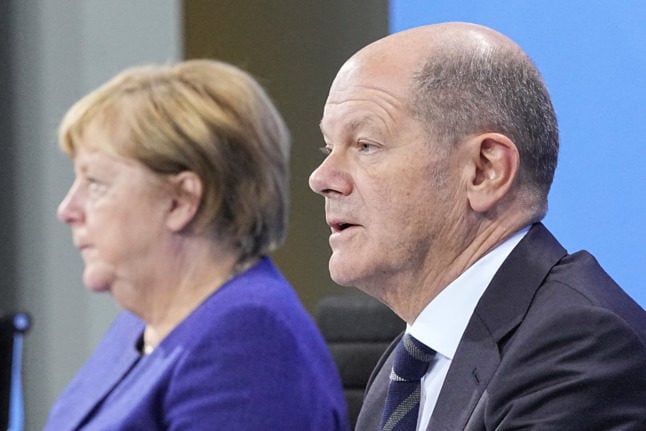 Germany's outgoing Chancellor Angela Merkel and incoming Chancellor Olaf Scholz. Photo: picture alliance/dpa/dpa POOL | Michael Kappeler