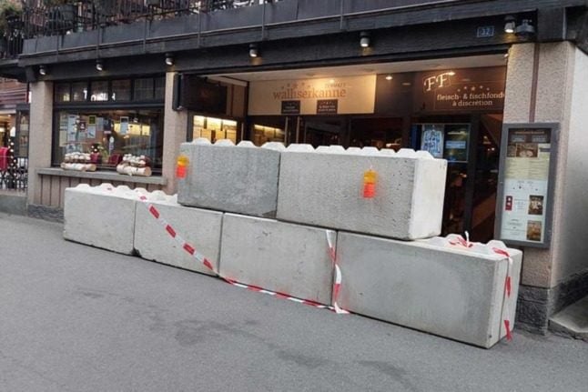 Concrete blocks in front of a restaurant in Zermatt. Image: Serena Tinari/Twitter