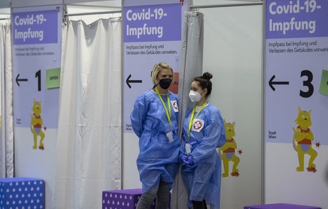 Medical staff wait to vaccinate people against Covid-19 in Vienna, Austria on November 15, 2021. Photo by JOE KLAMAR / AFP