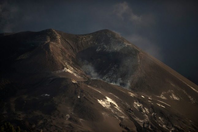 The Cumbre Vieja volcano, covered with ash, is pictured from Tajuya, on the Canary Island of La Palma, on December 15, 2021. The volcanic eruption on the Spanish island of La Palma has shown its first sign it might be coming to an end. Photo: Jorgue Guerrero/AFP