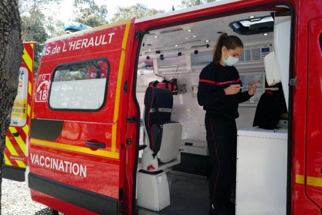 A French firefighter prepares a Covid vaccine. 