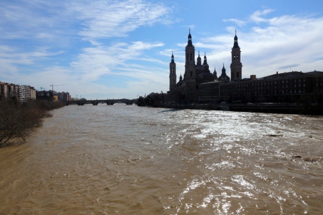 A six metre water flow runs as Ebro river flows past the Spanish city of Zaragoza's cathedral on March 2, 2015. AFP PHOTO / CESAR MANSO