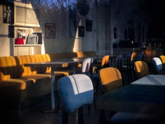 Déjà-vu: Could Swiss restaurants close again because of Omicron? Photo by Miroslav Slapka on Unsplash