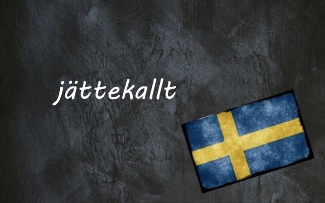 the word jättekallt on a black background by a swedish flag