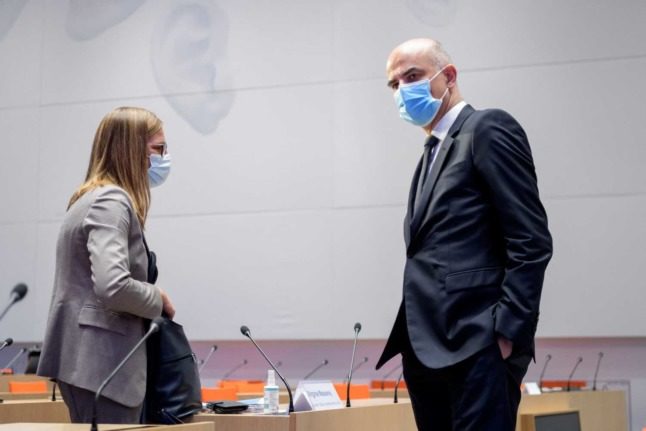 Swiss Health Minister Alain Berset (R) speaks with Head of the infectious diseases department at the Federal Office of Public Health Virginie Masserey. Photo: Fabrice COFFRINI / AFP