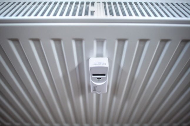 Heat cost allocator on a radiator