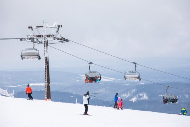 Winter sports enthusiasts on the slopes in Feldberg. 