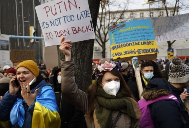 IN PICTURES: Over 100,000 march for Ukraine in German capital