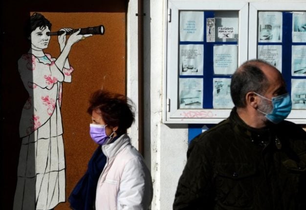 Why has the Spanish government changed its mind so quickly vis-a-vis face masks outdoors? Photo: Miguel Riopa/AFP