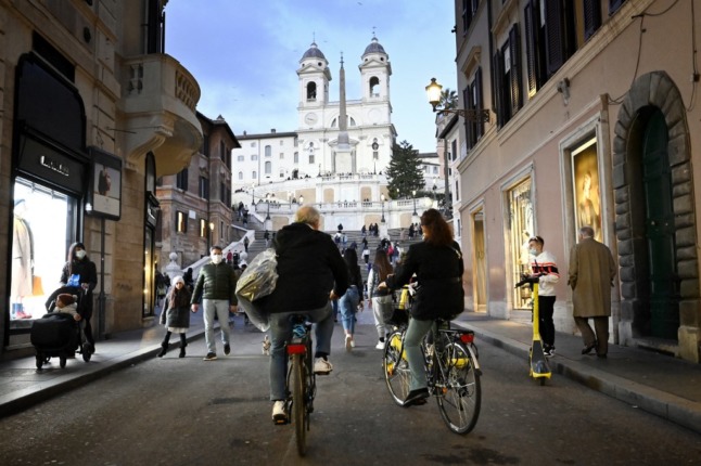 EXPLAINED: Where you now need to show a Covid green pass in Italy