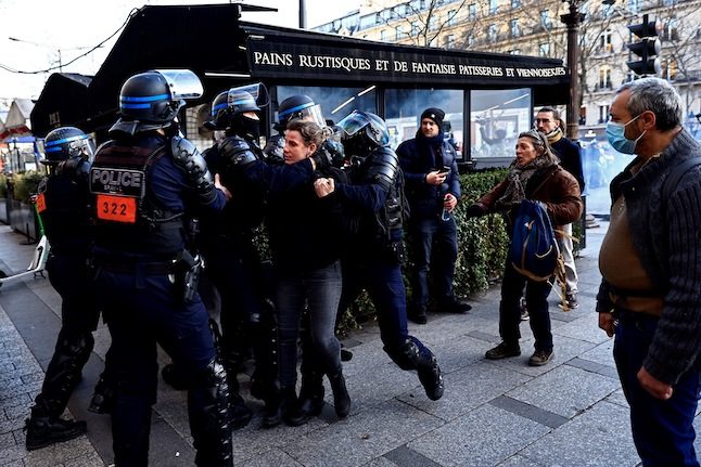 Paris police hold 81 over banned anti-vaccine convoy