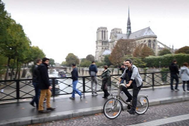 Paris to delay city-centre car ban by two years