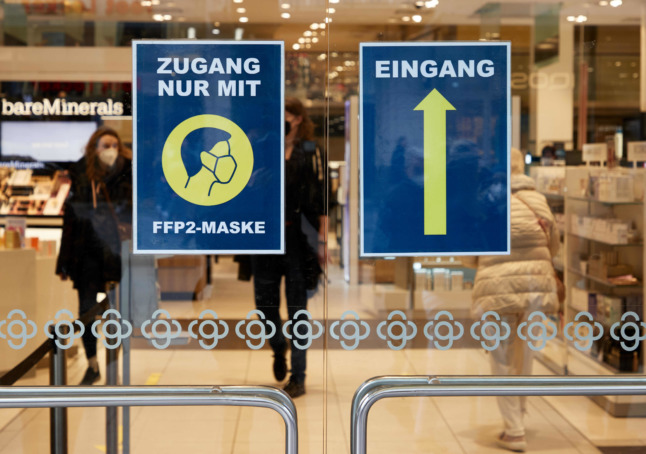A shop in Hamburg shows the FFP2 mask requirement. 
