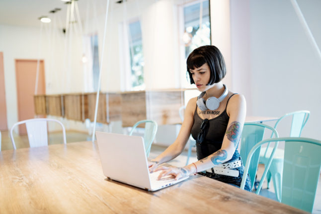 Living abroad: Seven reasons to get a UK or US virtual phone number