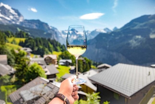 Does Switzerland need to place mandatory warning labels on alcohol products - and would it help? Photo by Daniel Vogel on Unsplash