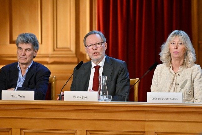 Corona Commission chair Mats Melin and his fellow members Vesna Jovic (r) and Göran Stienstedt (l) at a press conference after delivering their final conclusions.