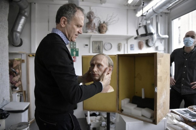 VIDEO: Putin ousted ... at Paris waxwork museum