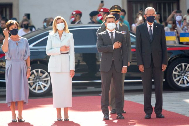 Austrian President Alexander Van Der Bellen (R) and his wife Doris Schmidauer (L) and Ukrainian President Volodymyr Zelensky (2ndR) and his wife Olena Zelenska (2ndL) listen to the national anthems in Vienna, Austria on September 15, 2020, during a welcoming ceremony at the beginning of Zelensky's state visit. Photo: JOE KLAMAR / AFP