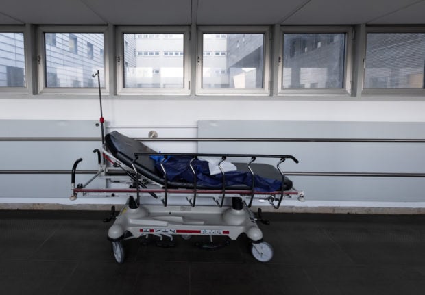 An empty bed lies in the corridor of a hospital in Munich.