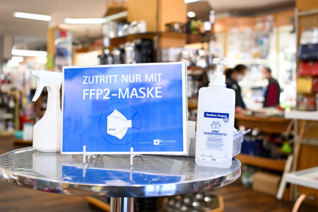 A sign telling people to wear a FFP2 mask at a store in Munich.