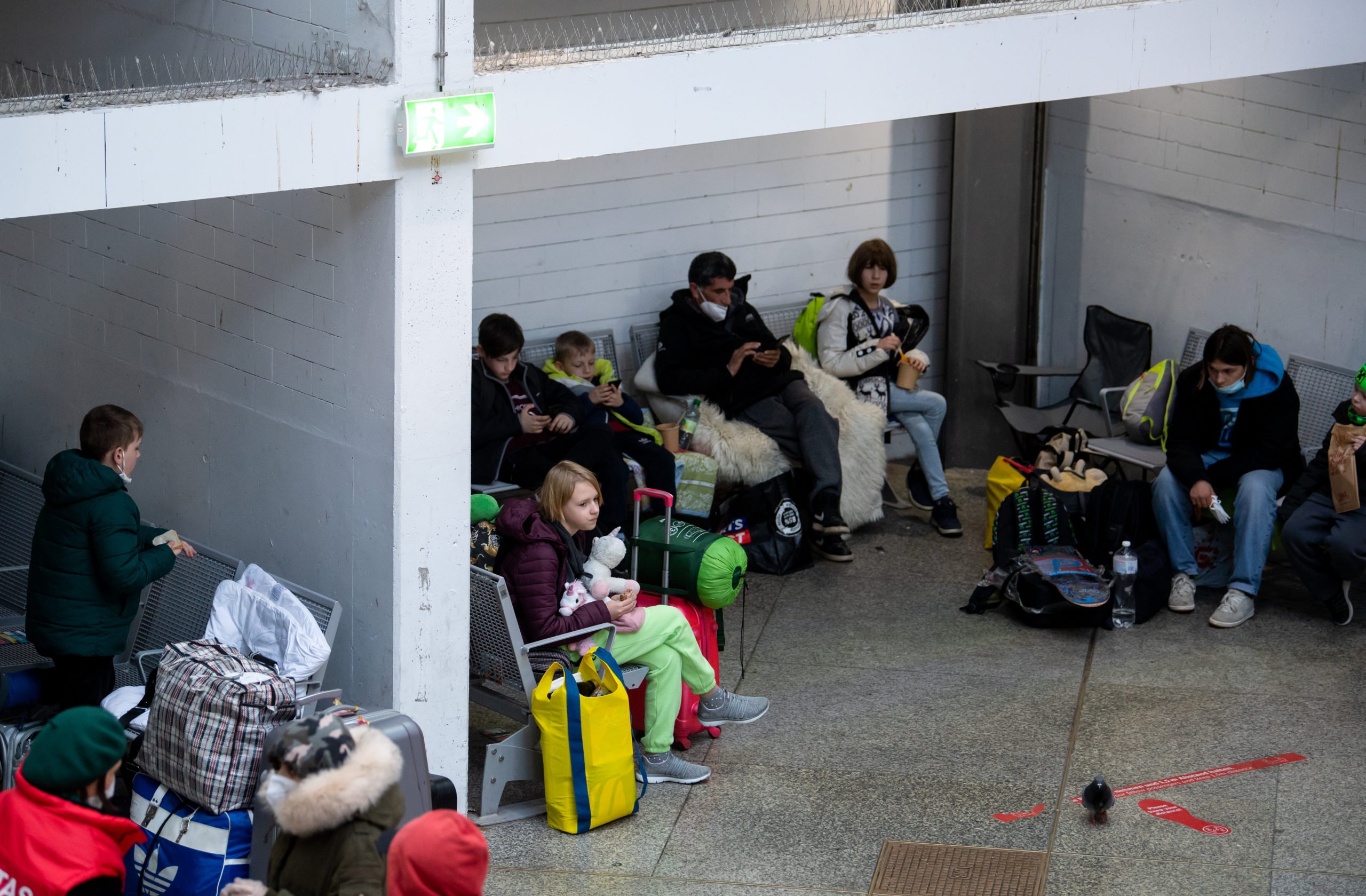 Refugees from Ukraine wait in Munich's main station.