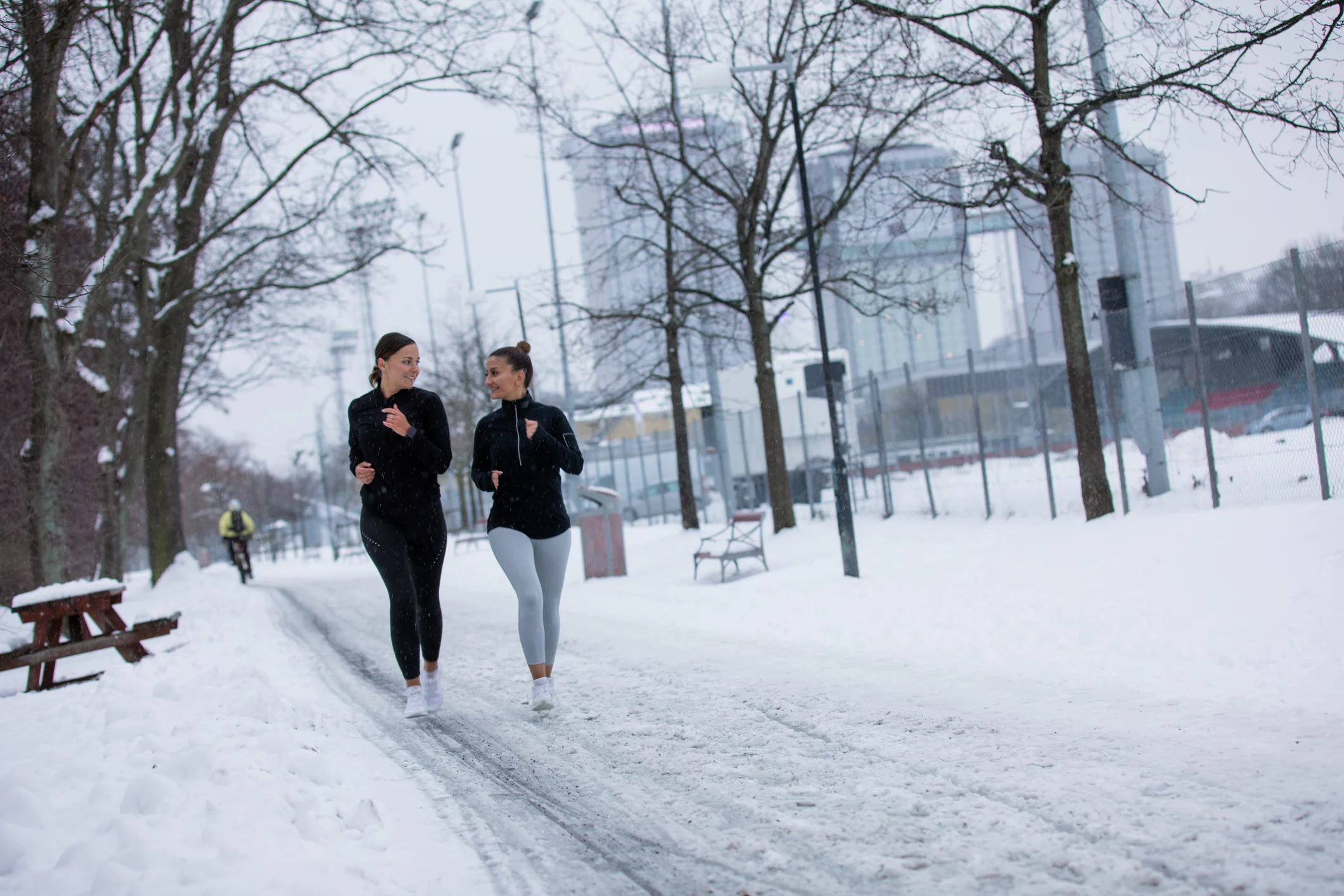 Бегуны тренируются на снегу в Швеции