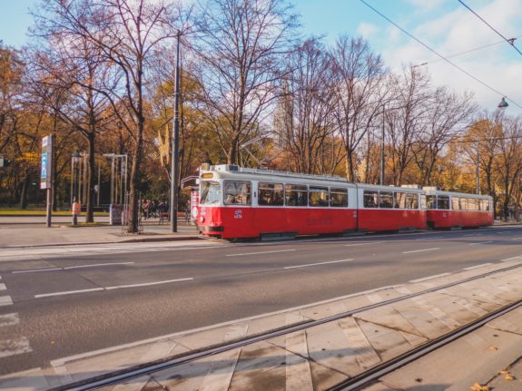 一辆电车在维也纳市中心，公共交通奥地利