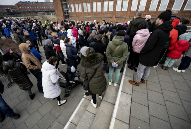 Ukrainian refugees in Sweden forced to queue for days