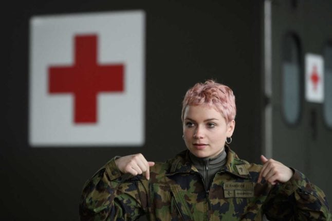A female member of the Swiss army. Will women have to do military service in Switzerland? Photo: Fabrice COFFRINI / AFP