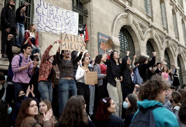Students blockade Paris schools in election protest