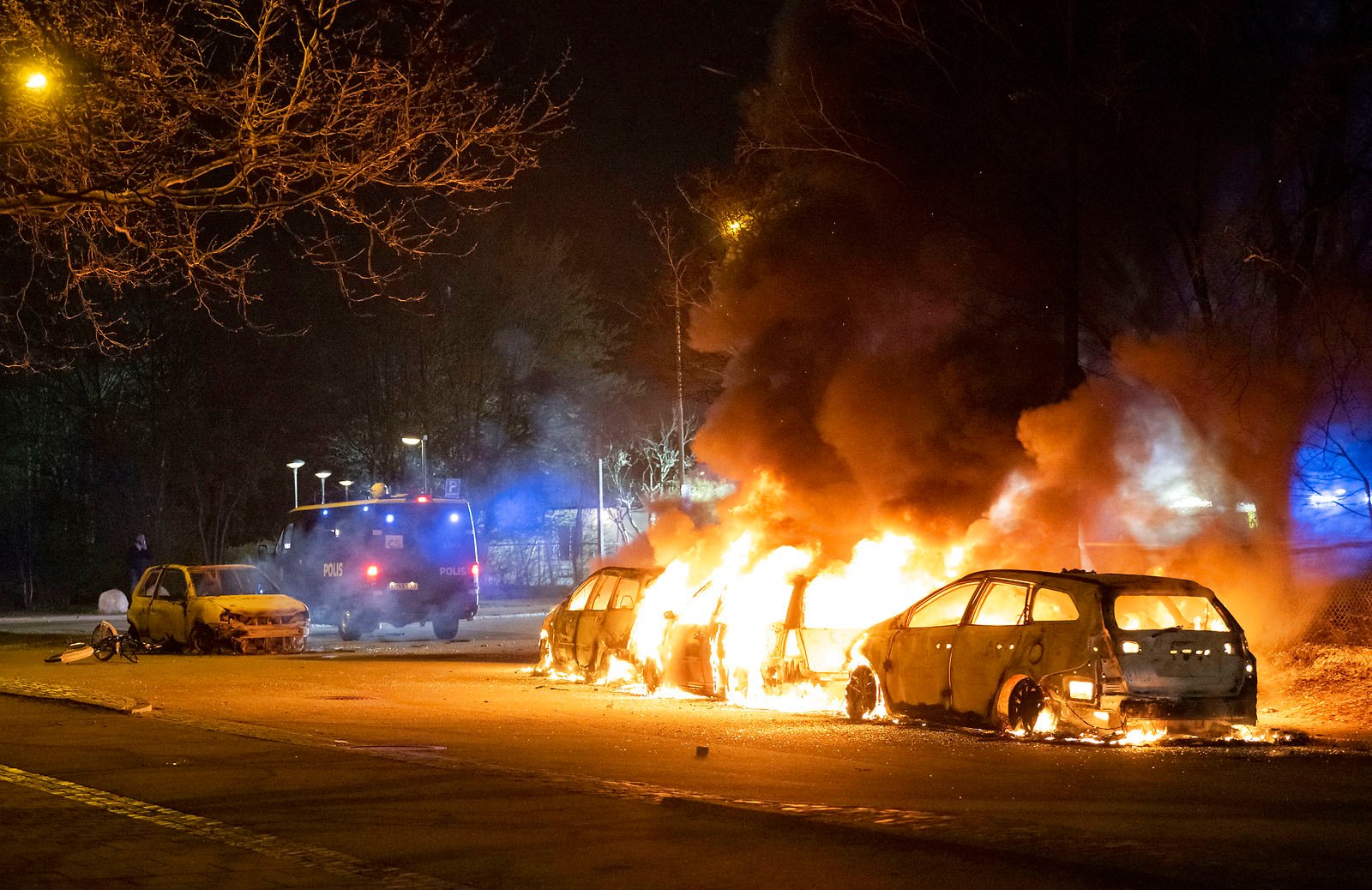 Cars on fire in Rosengård, Malmö on Sunday night after riots..
