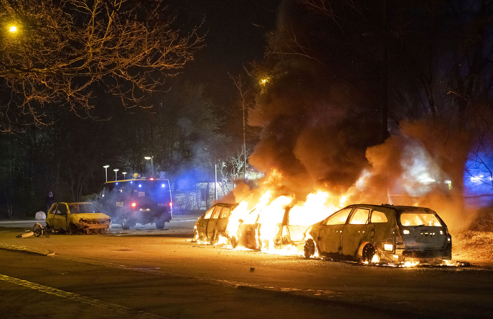 Cars on fire in Rosengård, Malmö on Sunday night after riots..