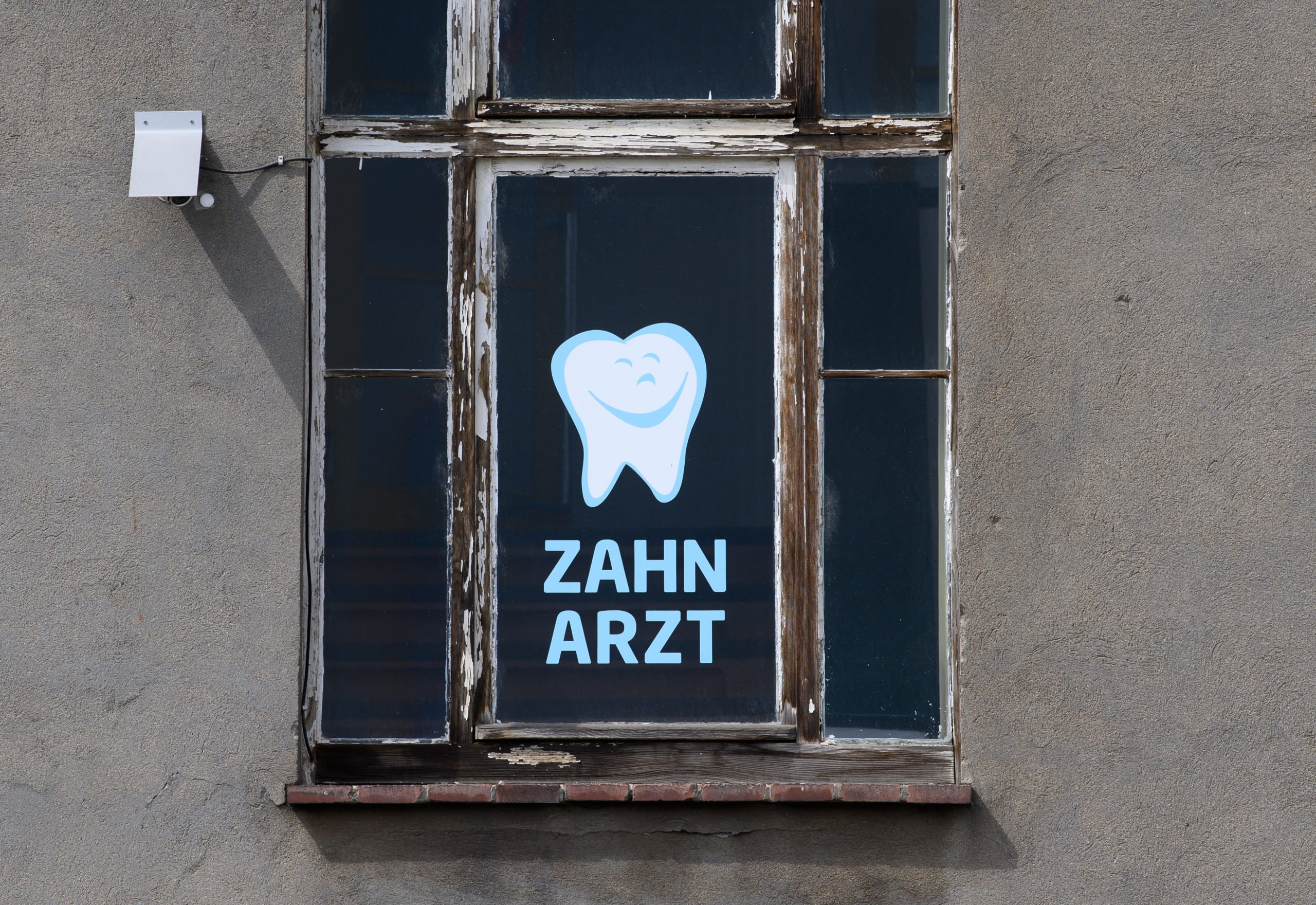 A sign for a dentist's practice in Dresden, Saxony