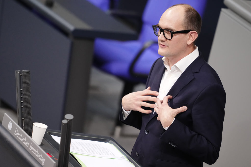 Greens health spokesperson Janosch Dahmen speaks in the Bundestag