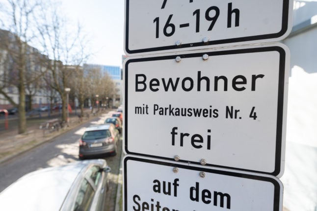 A sign for residential parking in Frankfurt am Main.