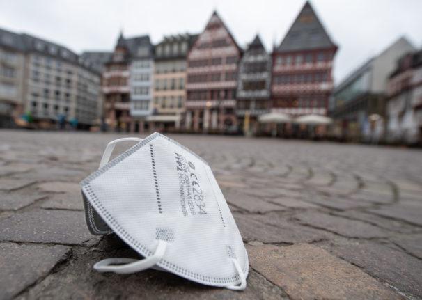 An FFP2 mask lies on the ground in Frankfurt.