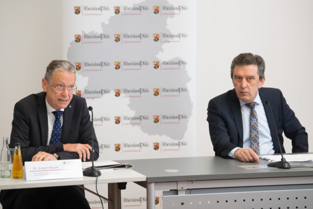 Jürgen Brauer (l), Attorney General in Koblenz, speaks next to Johannes Kunz, President of the Rhineland-Palatinate State Criminal Police Office, during a press statement on the investigations into the 