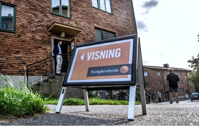 A sign invites potential buyers to a viewing of a property in Sweden.