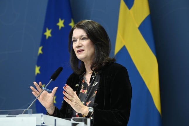 Sweden's foreign minister announces the expulsion of three Russian diplomats at a press conference.