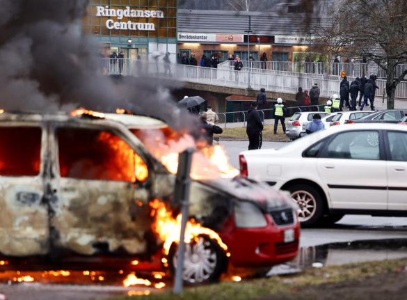 Cars burning in a parking lot in Navesta in Norrköping on Thursday evening, 14th April 2022 after riots broke out.