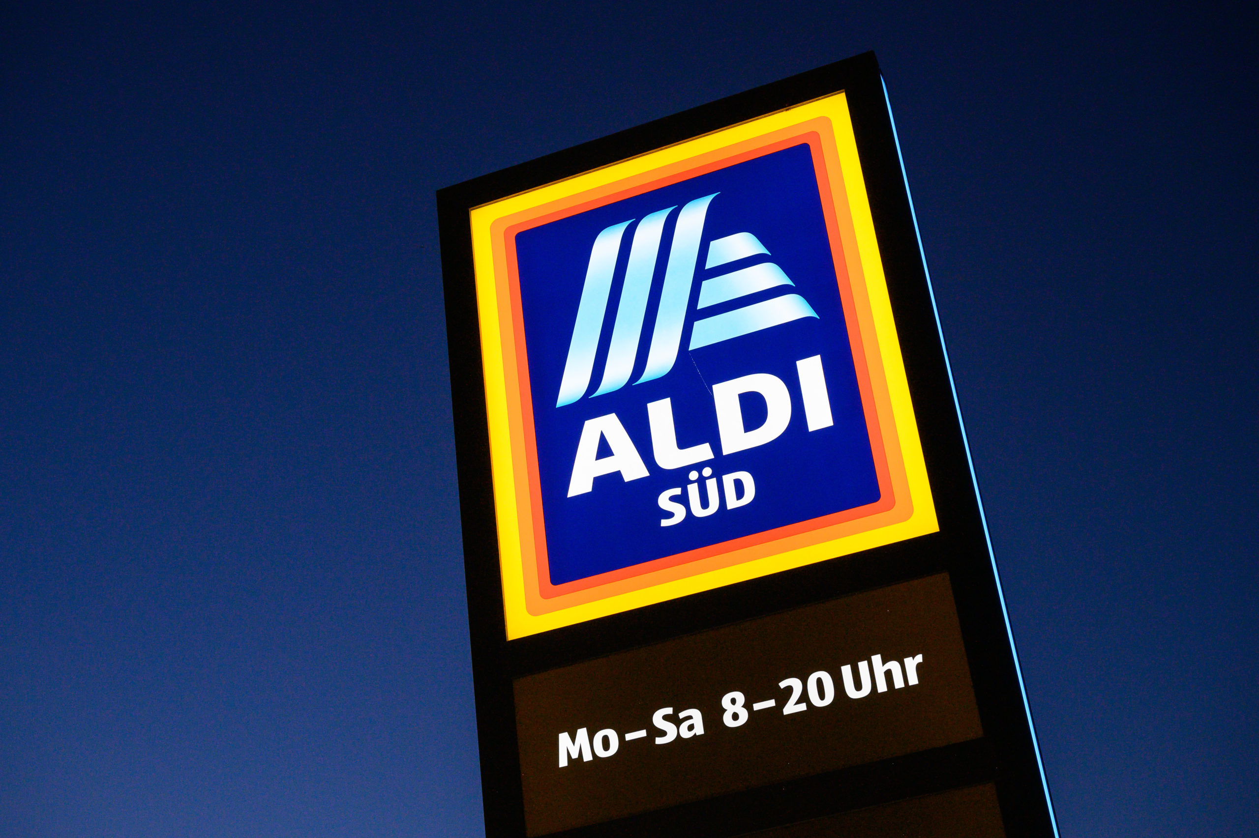 A sign of the discounter Aldi Süd lists its opening times from Monday to Saturday.