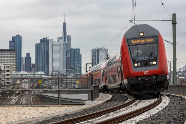 A regional train stands on the new track at Homburger Damm in Frankfurt.