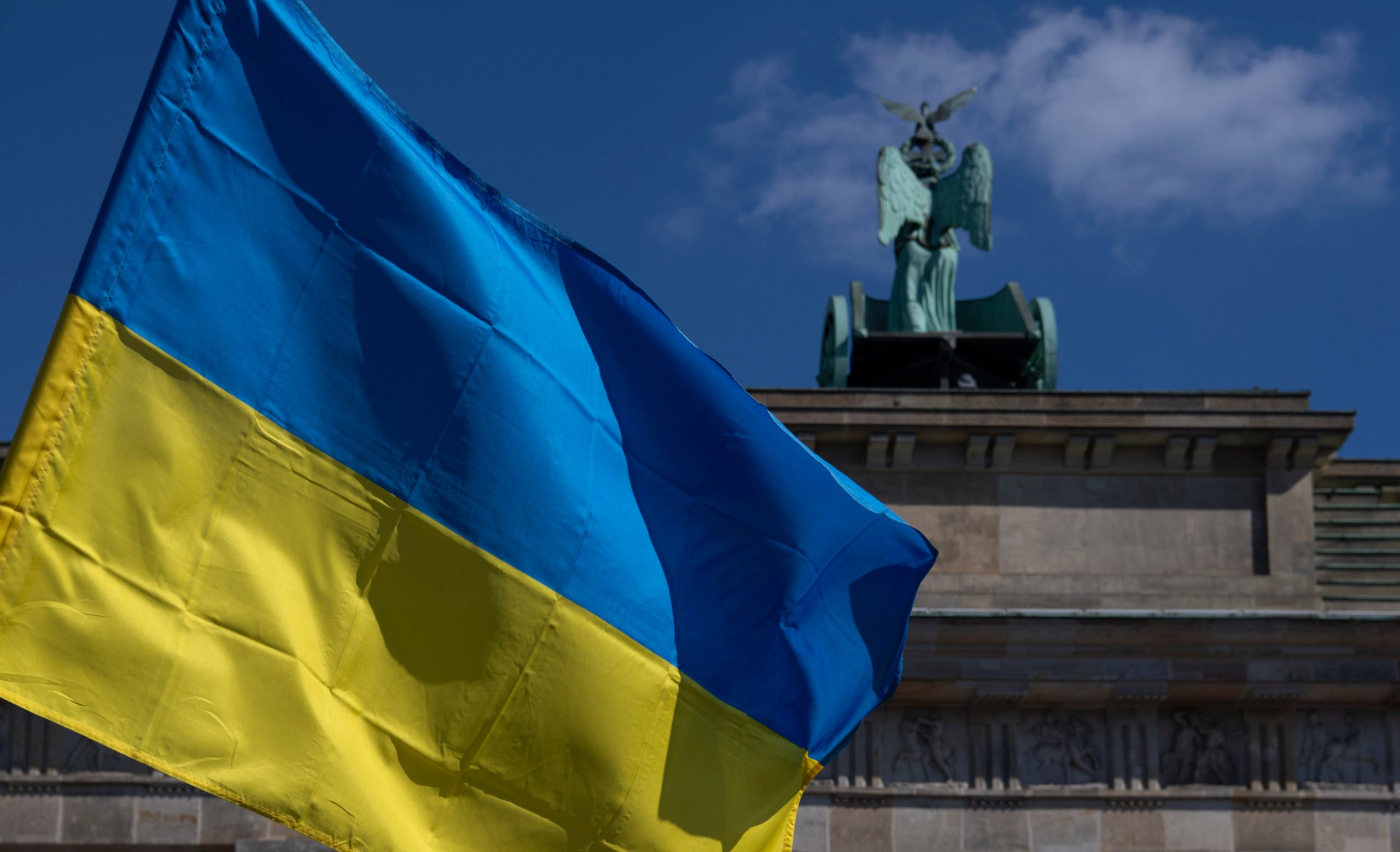 Kyiv memprotes polisi Jerman yang menyita bendera Ukraina pada upacara Perang Dunia II