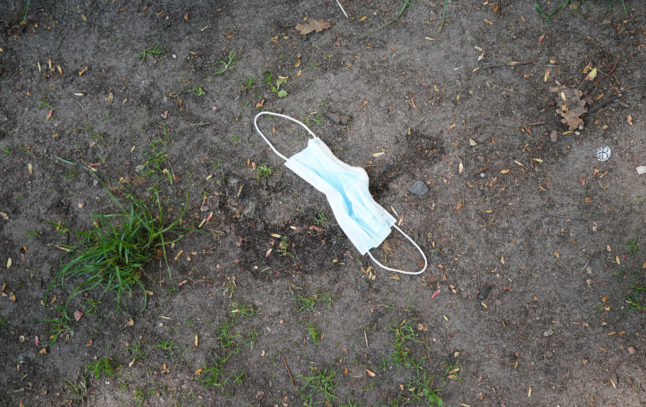 A face mask lies on the ground in Hamburg.