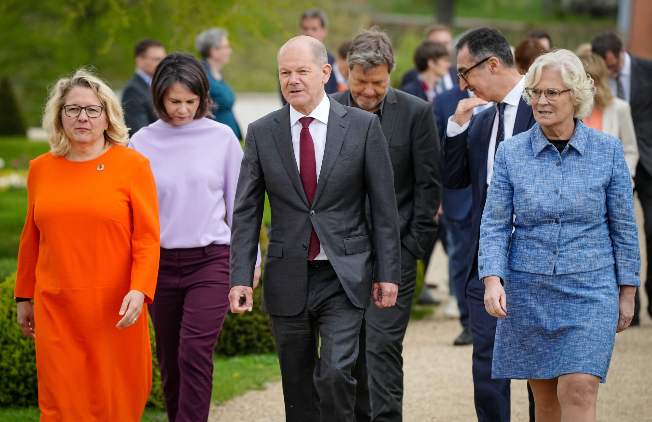 Chancellor Olaf Scholz (m) with ministers (l-r) Svenja Schulze, Annalena Baerbock, Robert Habeck, Cem Özdemir and Christine Lambrecht at a meeting in May 2022. 