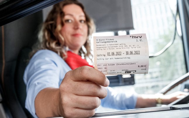 Bus driver Miriam Kara holds the €9 ticket in Hamburg.