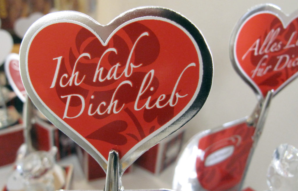 A love heart with the words: Ich hab' dich lieb in a shop window in Dortmund.
