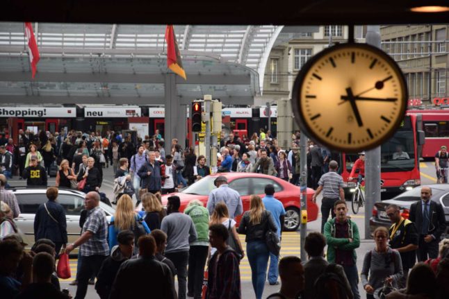 Crowds at Bern station. Photo by Sebastian Meier on Unsplash