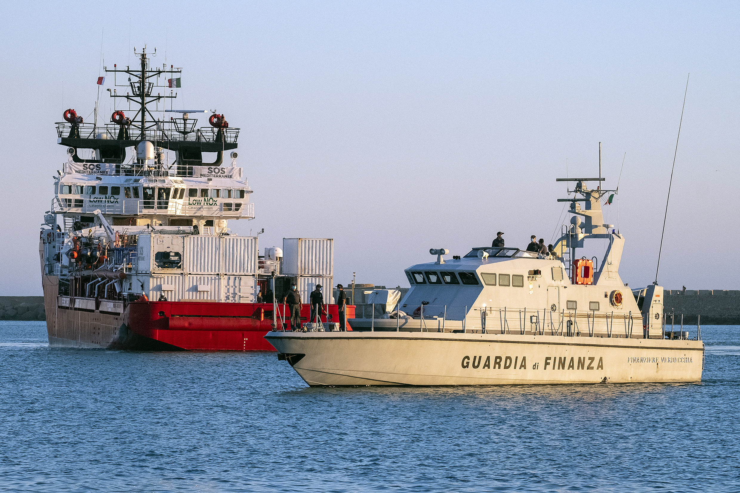 Italia mengizinkan kapal penyelamat amal berlabuh setelah ultimatum